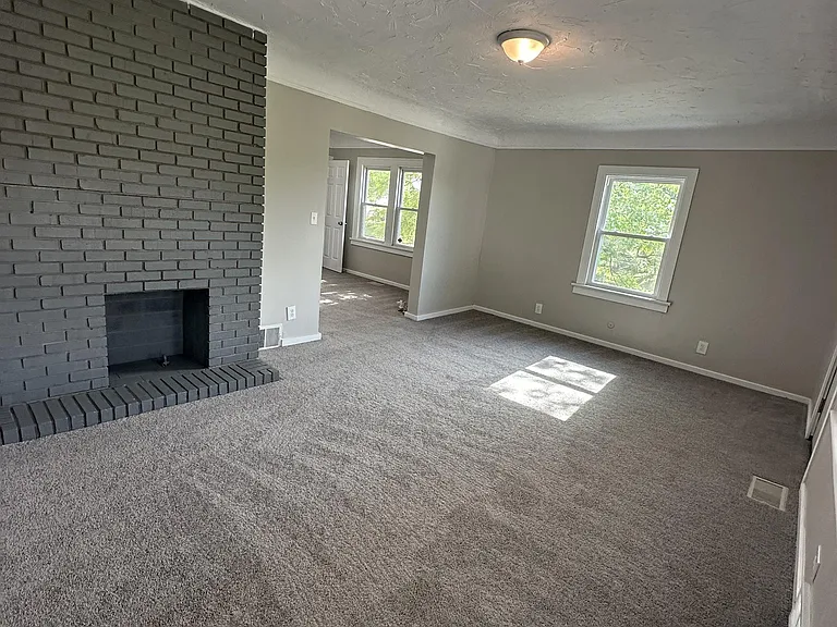 11021 Western Ave — Photo 2