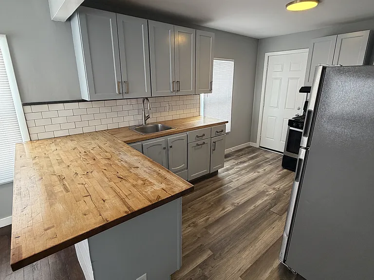 1435 E 4th St — Photo 6