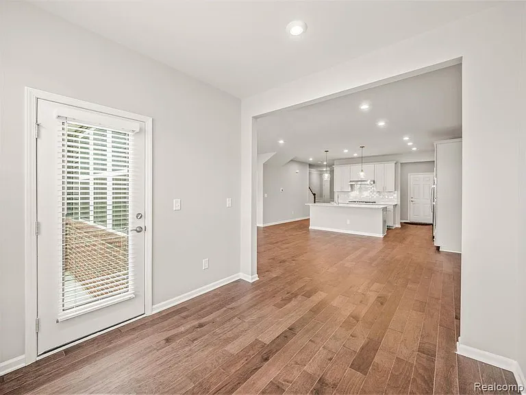 4837 Glenora Dr — Photo 14