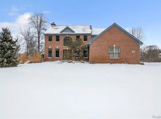 2569 Hartun Dr, Brighton, MI