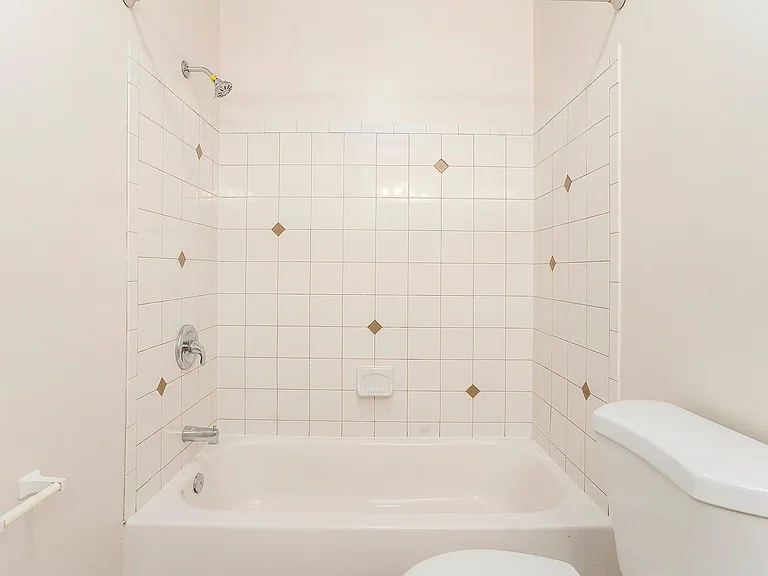 Maple Court Apartments — Photo 61