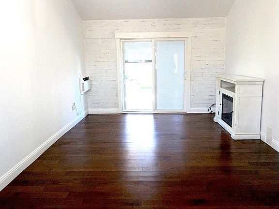 4th image of 224 Walnut Street