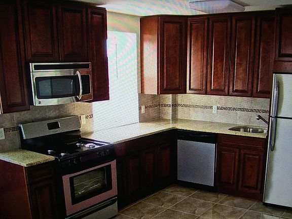 3rd image of 8802 Rockaway Beach Blvd APT 4B