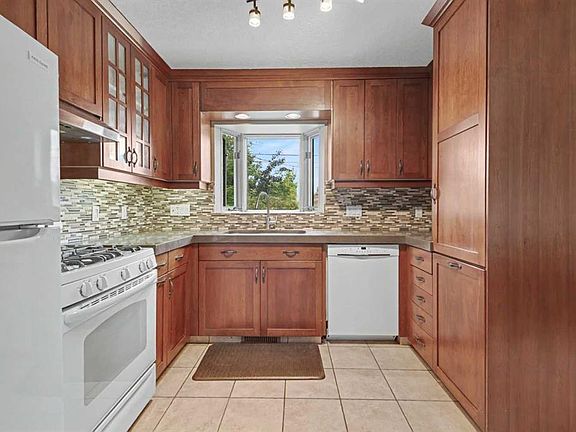 2nd image of 23 N Arbour Cres SE