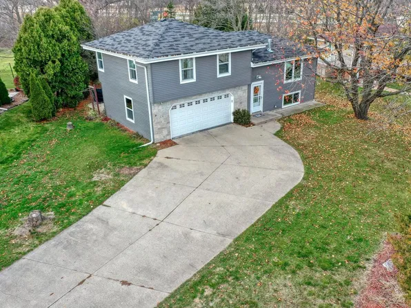273 Meadowside COURT, Pewaukee, WI 53072