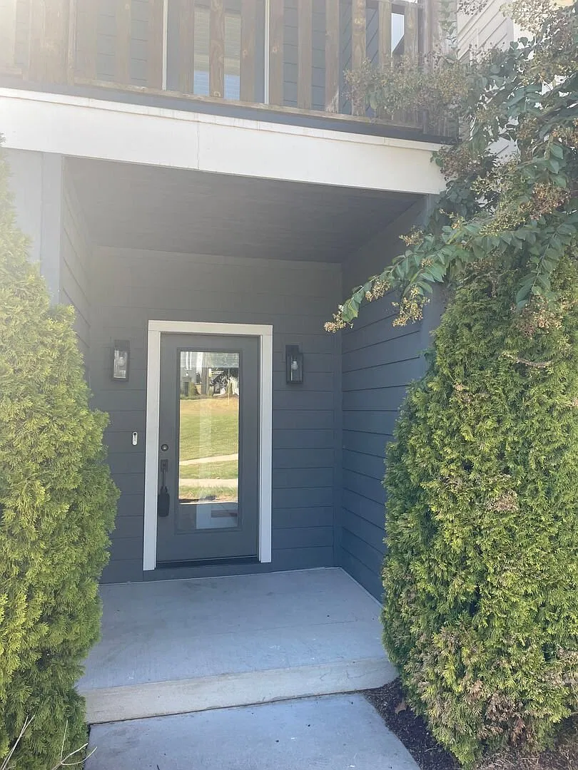 530 Edwin St — Photo 2