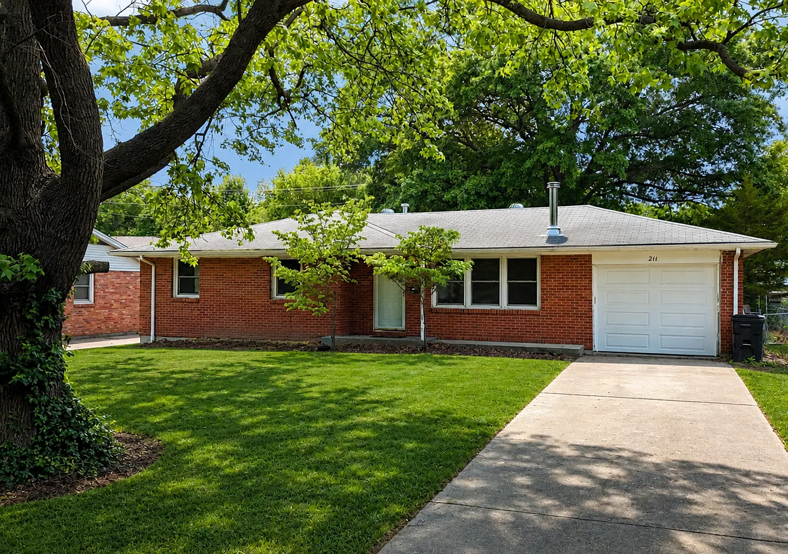 Charming 3-bed Home — Photo 1