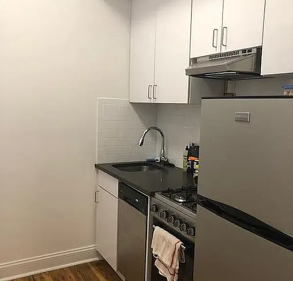 222 W 15th St #1C — Photo 6