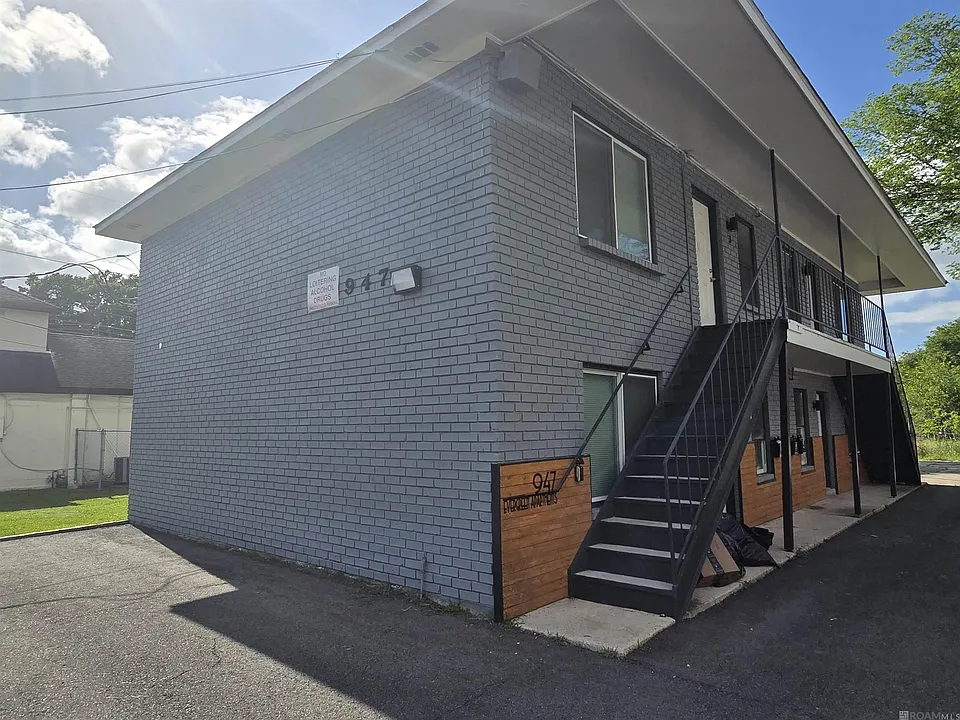 947 Grebe St #4