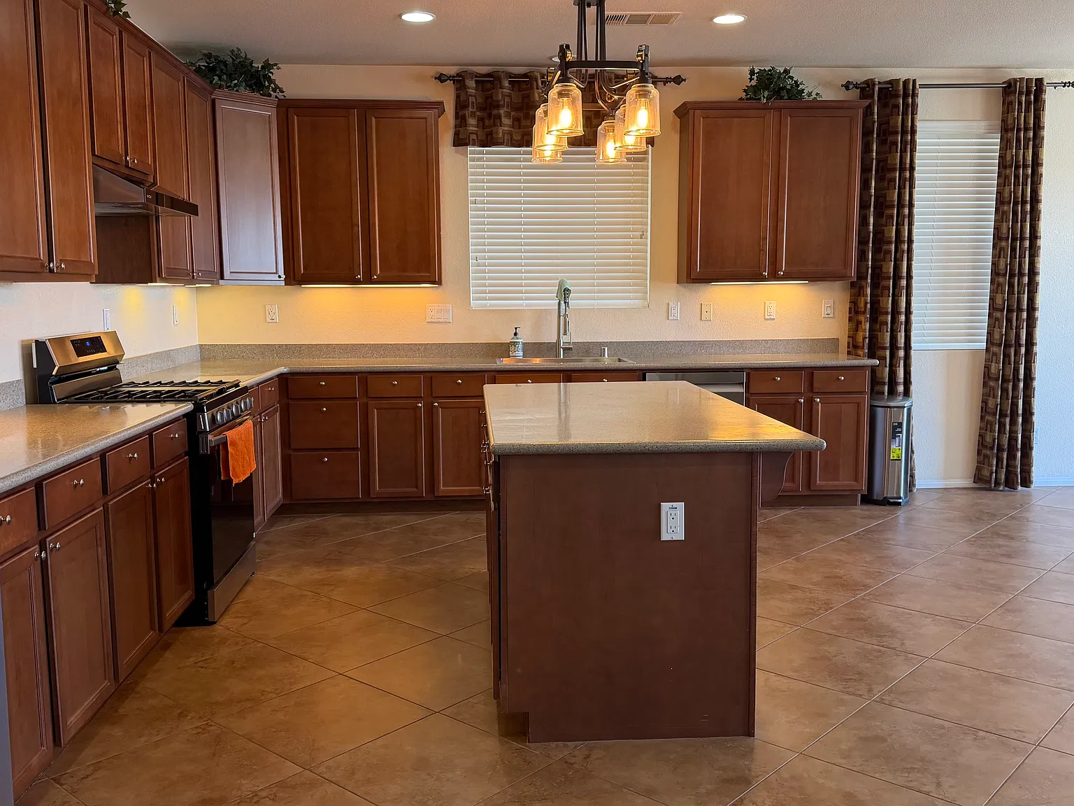 3 bed, 2.5 bath, 1901 sqft, $3,200 — Photo 4