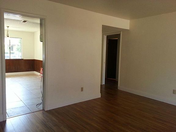 Nice flow from the Living room to the Kitchen