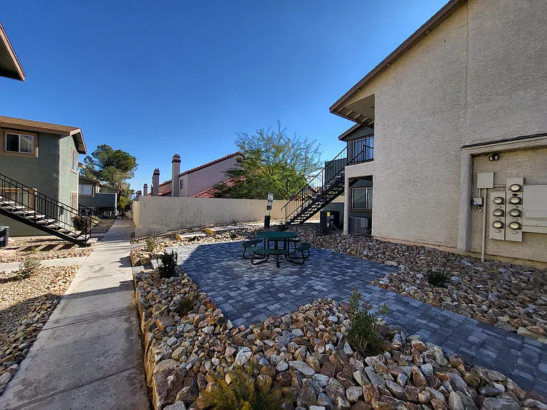 Sunset Winds Apartments — Photo 3