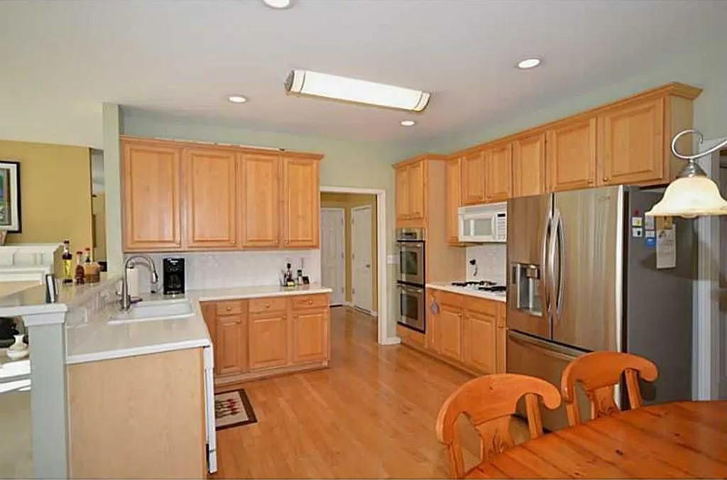 4 bed, 3.5 bath, 3169 sqft, $3,100 — Photo 2