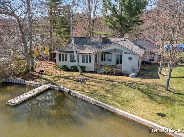 1599 E Clearwater St, Grant, MI 49327