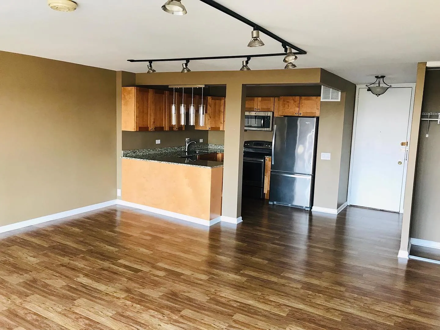 1 bed, 850 sqft, $1,900 — Photo 4