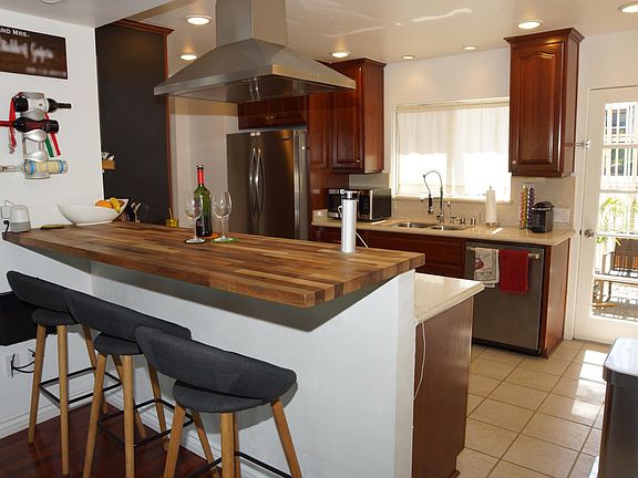 Breakfast bar with electric plug tower. Lovely for a glass of wine while cooking a delicious meal. :)