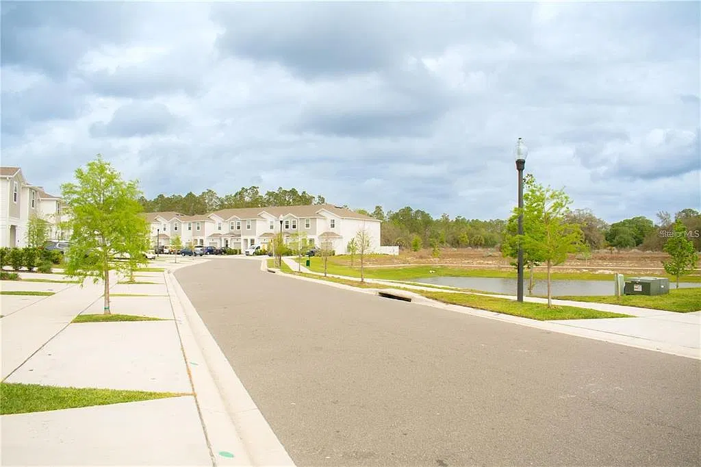 3 bed, 2.5 bath, 1843 sqft, $2,150 — Photo 4