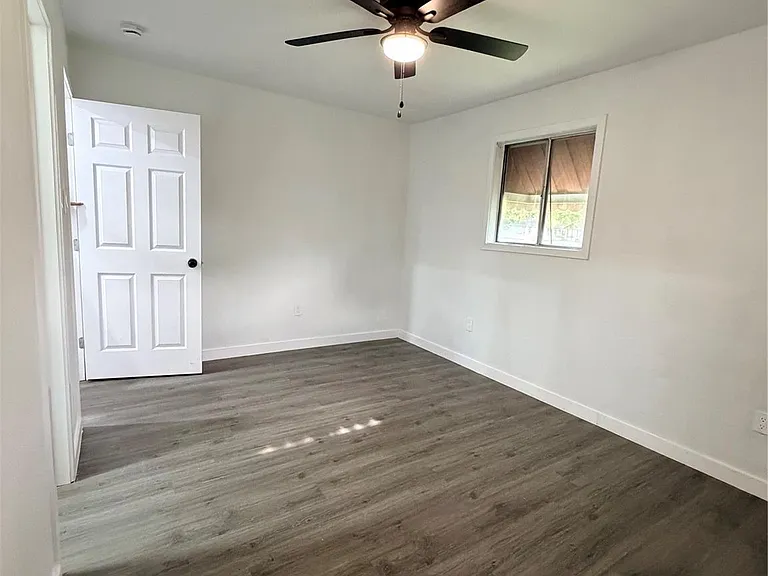 2426 Dupont St — Photo 13