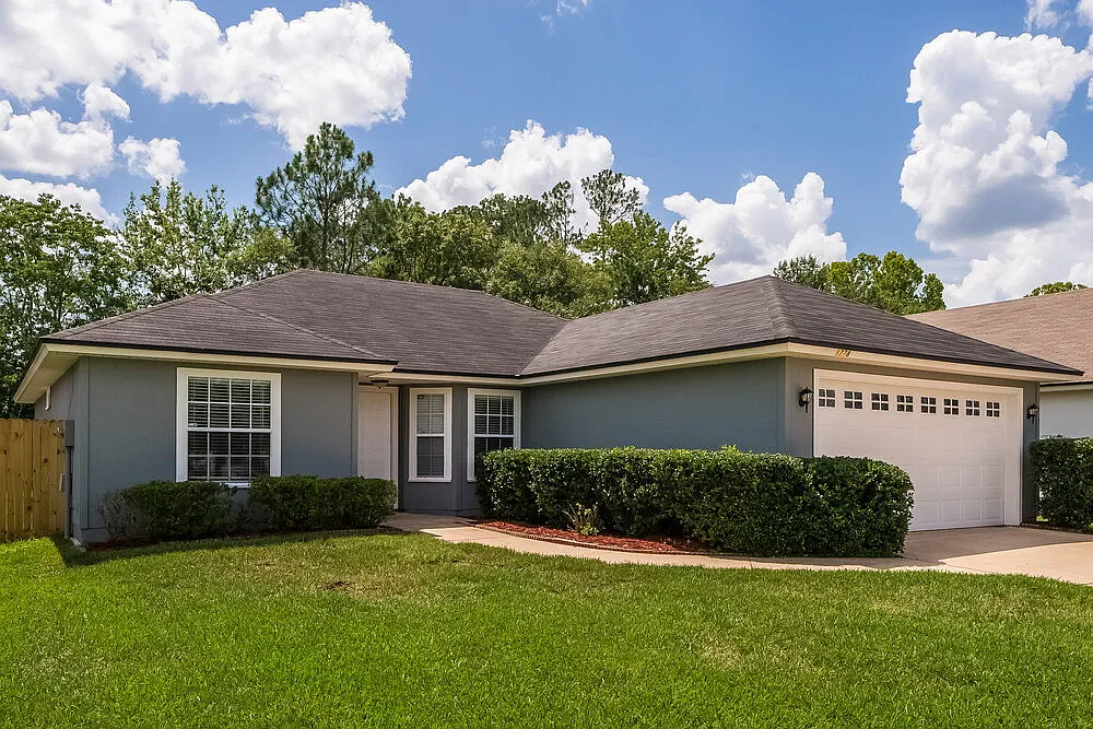 3 bed, 2.0 bath, 1423 sqft, $2,065 — Photo 2