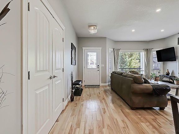 3rd image of 621 Hampshire Way NE