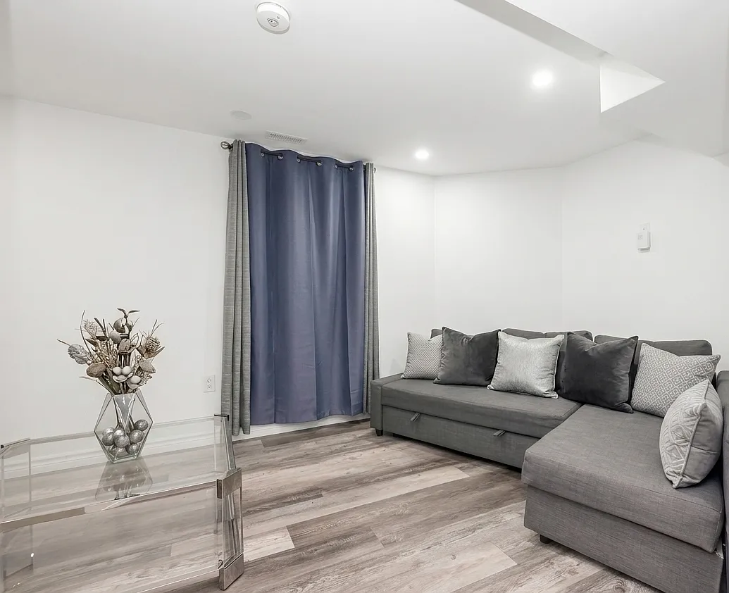 132 Castlehill Rd, Brampton, ON L6X 4C2, Canada — Photo 4