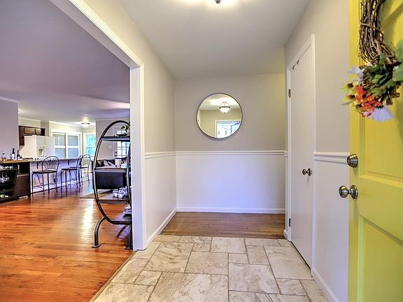5th image of 726 Foxcroft Trl SE