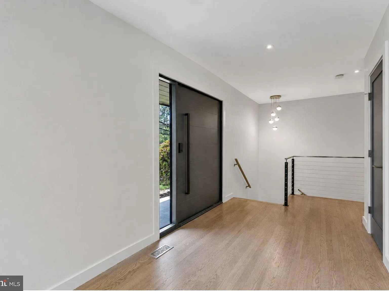 5 bed, 3.5 bath, 4676 sqft, $8,000 — Photo 4