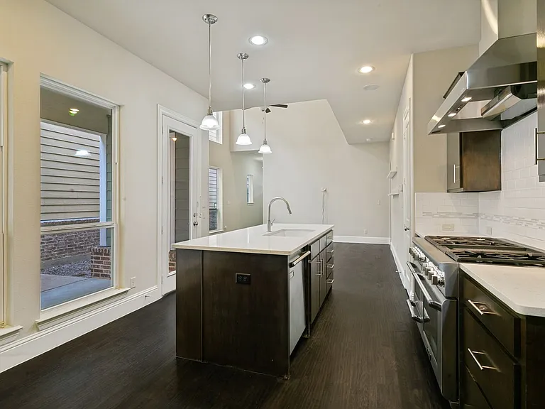 766 E Main St — Photo 5
