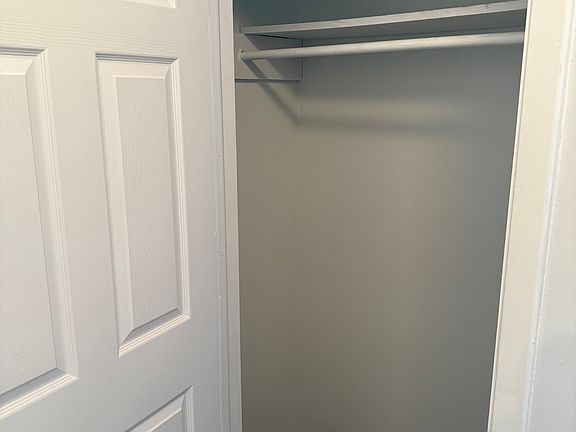 5th image of 512 Goldfinch Ave