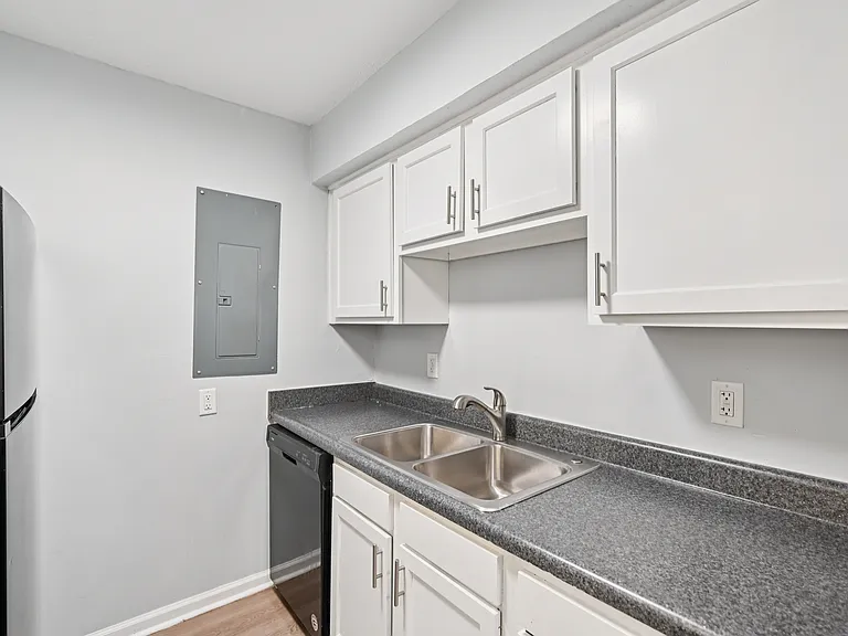 Virginia Creek Apartments — Photo 3