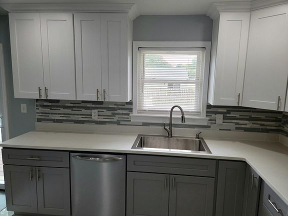 5th image of 225 Longmeadow Dr