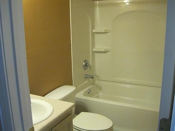 4th image of 604 S Herrington St