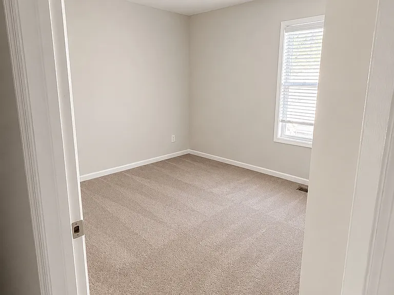 518 E Trinity Ln — Photo 9