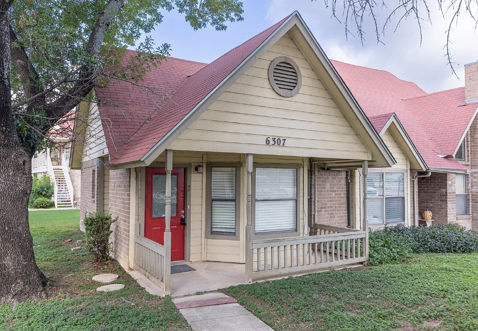 1 bed, 1.0 bath, 852 sqft, $815 — Photo 2