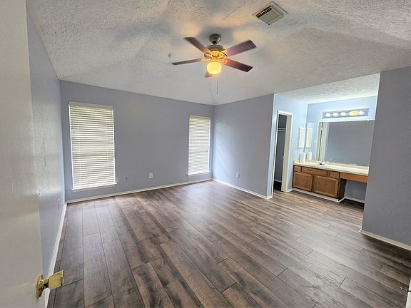 4th image of 610 Saberwood Dr