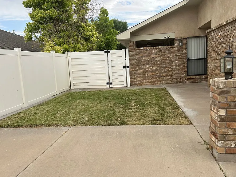 2604 W 8th St — Photo 15