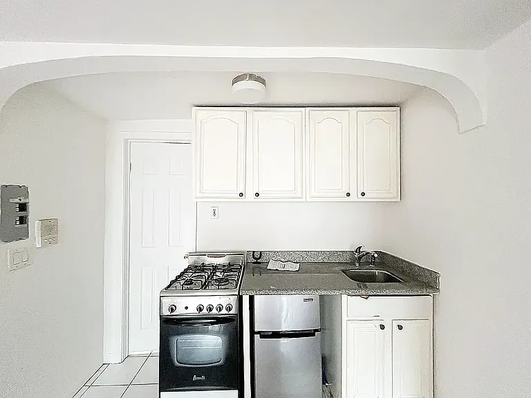 200 Allen St #8R — Photo 2