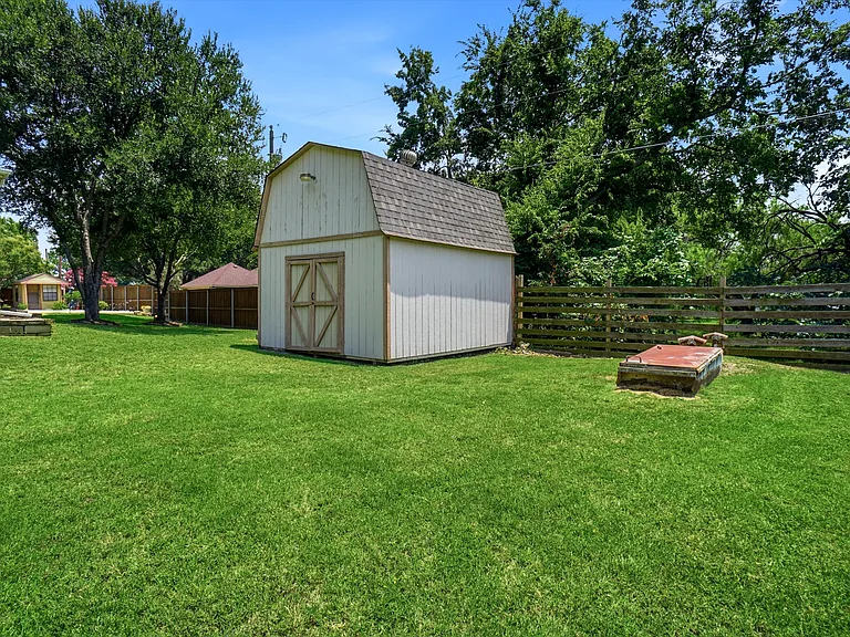 2412 Emerald Cir — Photo 38