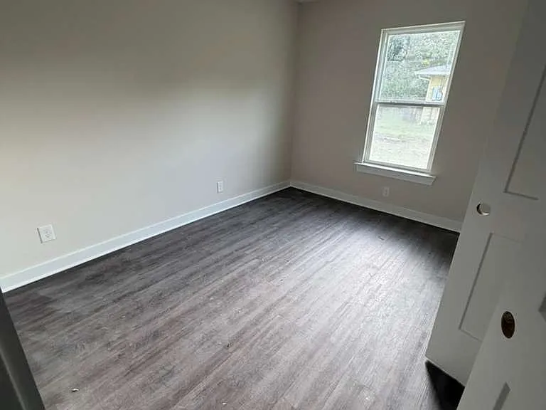214 W Lokey Ave — Photo 7