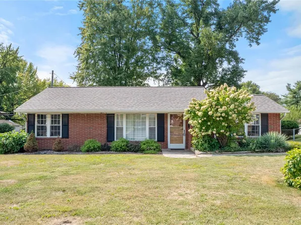 7112 Carr Dr, Belleville, IL 62223