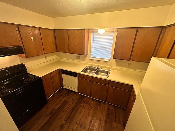 3rd image of 402 Summer Ct #4C