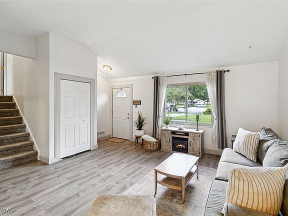 5th image of 9521 Charney Cir