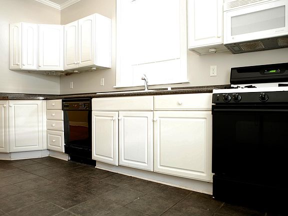 5th image of 2218 W Argyle St #1