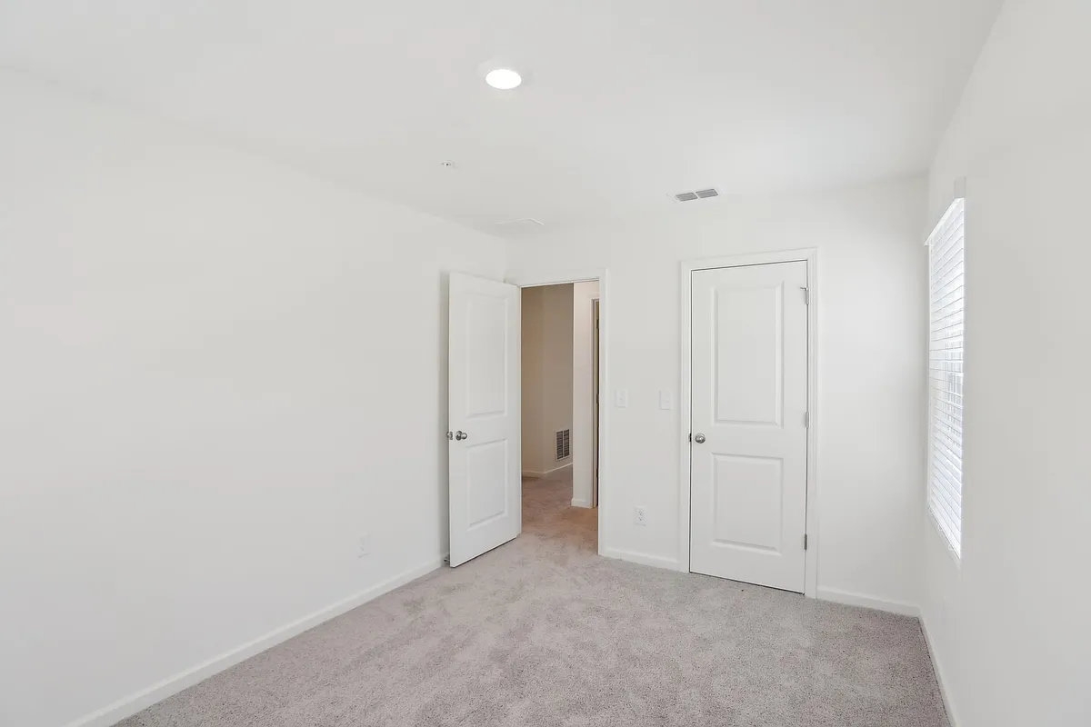 Building Photo - 660 Magnolia Cir