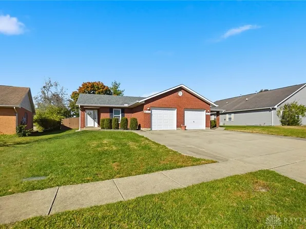 1073 Hunters Run Dr, Lebanon, OH 45036