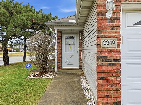 3rd image of 2219 Sandridge Ln