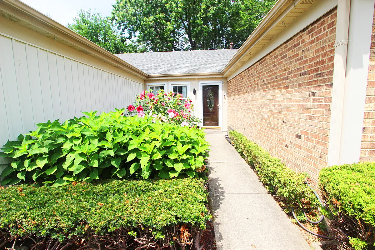 Building Photo - 172 E Fox Hill Dr