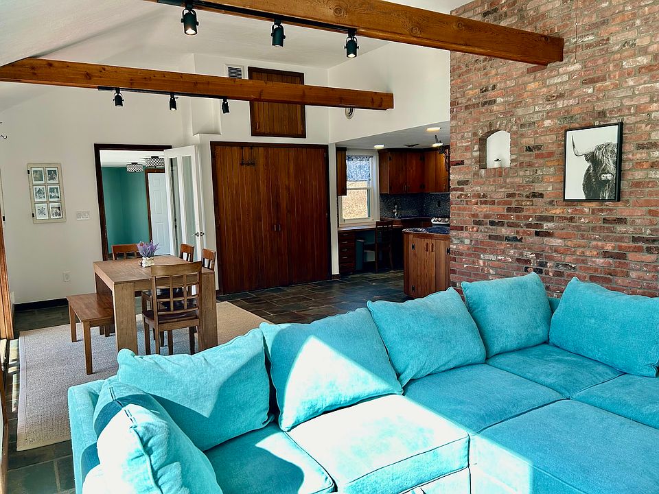 Living/dining area