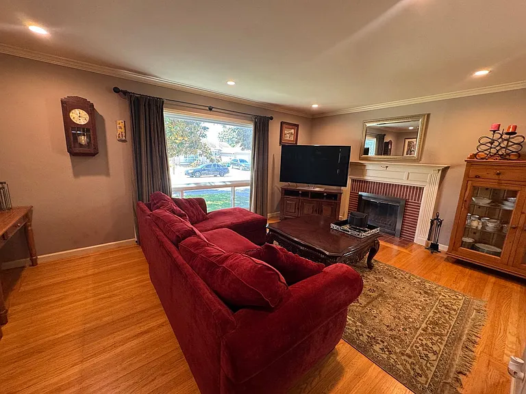 1443 Beacon Ave — Photo 3