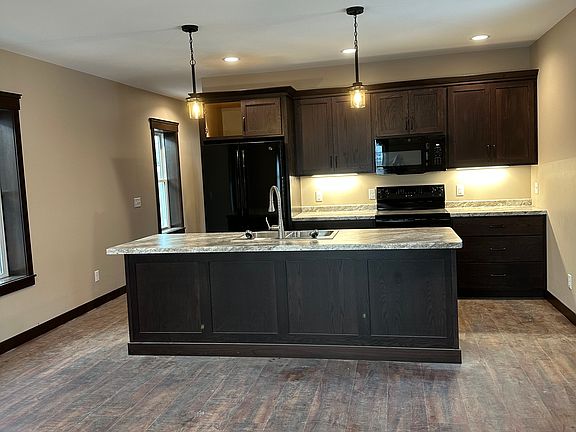 Full kitchen, room for 4+ bar chairs at island